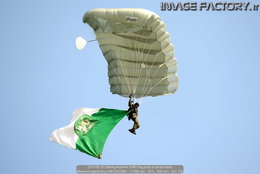 2013-06-28 Zeltweg Airpower 0390 Flag jump of parachutists